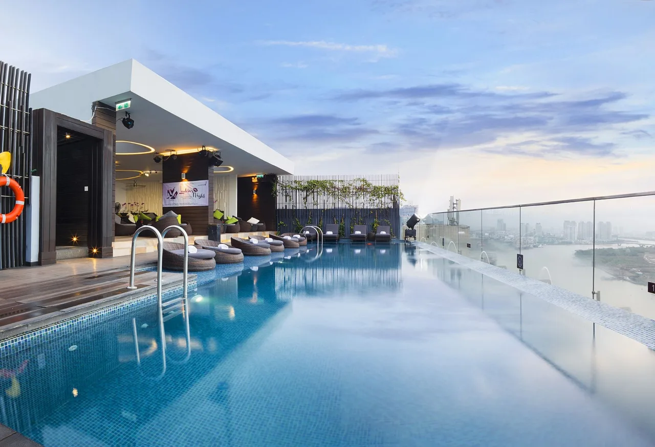 Khách sạn có view ngắm pháo hoa đẹp Liberty Central Saigon Riverside Hotel.
