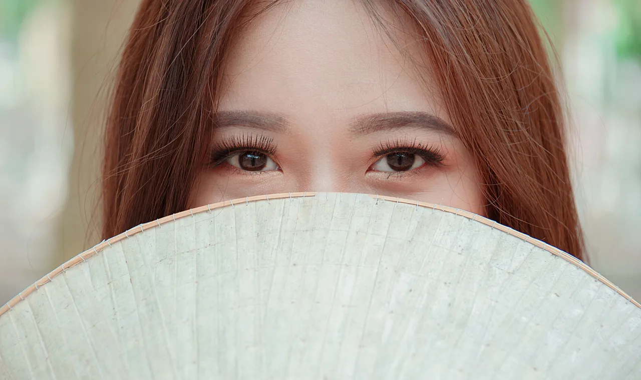 cô gái với đôi mắt nối mi classic