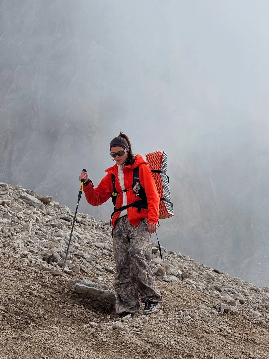 Gậy trekking carbon siêu nhẹ – trợ thủ đắc lực giúp cân bằng trọng lượng và tạo dáng chuyên nghiệp trong từng khuôn hình.