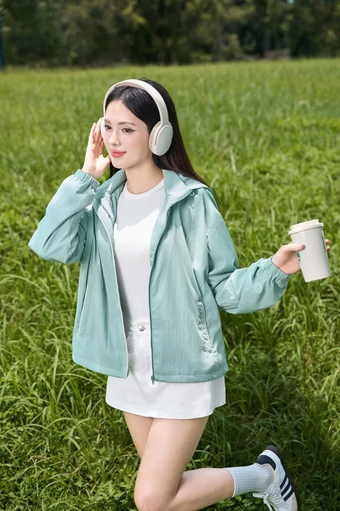 Outfit năng động nhưng vẫn đảm bảo được sự nữ tính với áo gió pastel và chân váy jeans.