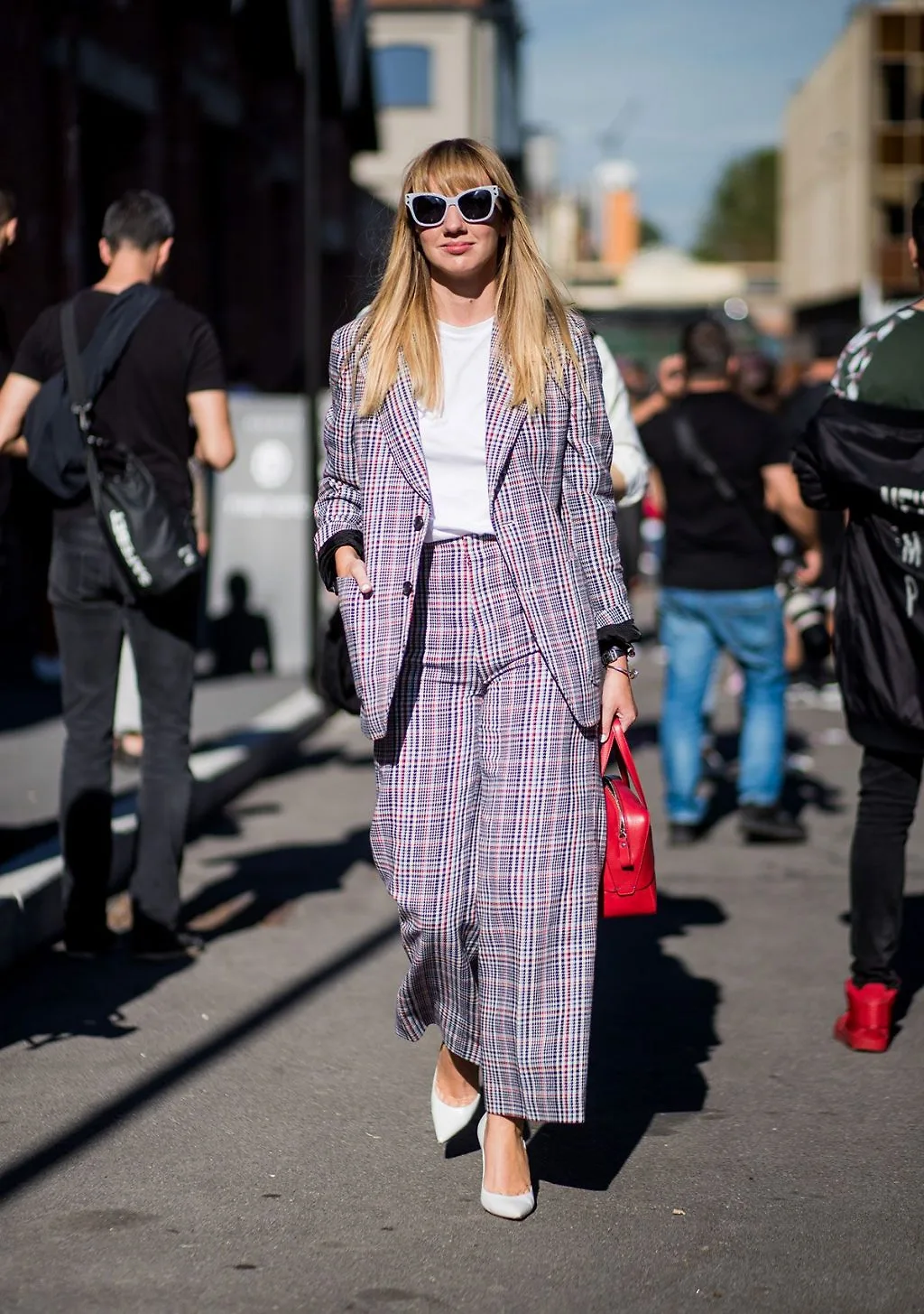 phối đồ công sở với quần kẻ ô và áo blazer đồng điệu