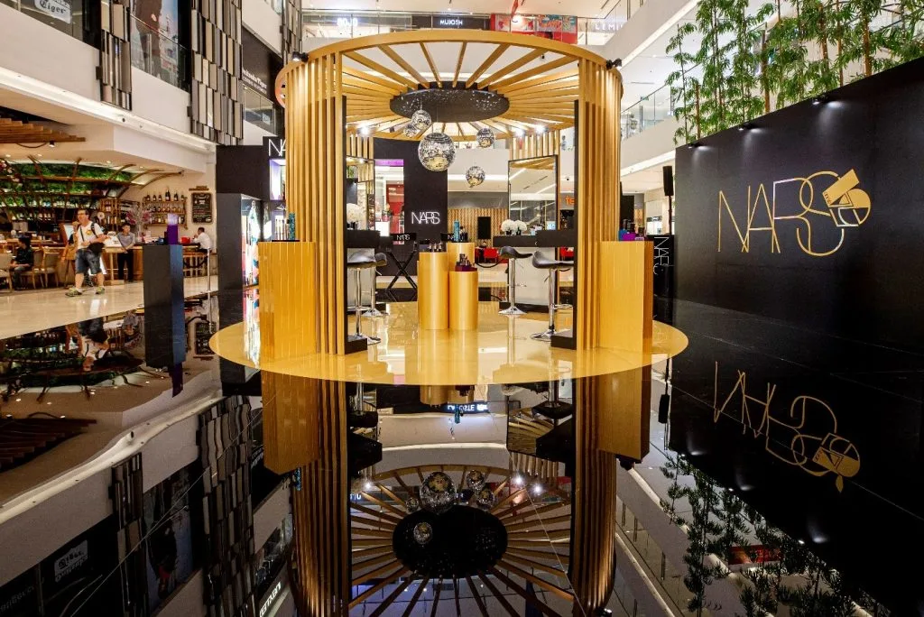 Vào ngày 15/10/2019 vừa qua, NARS đã khai trương cửa hàng thứ hai tại Việt Nam tại lầu 1 Saigon Centre – khu TTTM sầm uất nhất Sài Gòn với mong muốn đem đến sự phục vụ đa dạng hơn cho các khách hàng thân thiết. Cửa hàng được thiết kế riêng bởi những kiến trúc sư tại New York và mang đậm bản sắc thương hiệu: sang trọng, trẻ trung, hiện đại, bao gồm nhiều không gian mở để khách hàng có thể lựa chọn sản phẩm và khu vực trang điểm riêng.