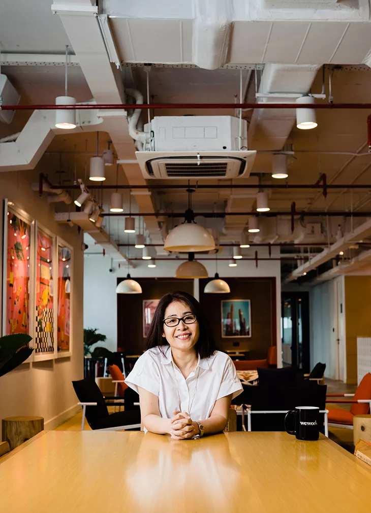 bodyline ceo hà thị lan hương ngồi trước những cái ghế