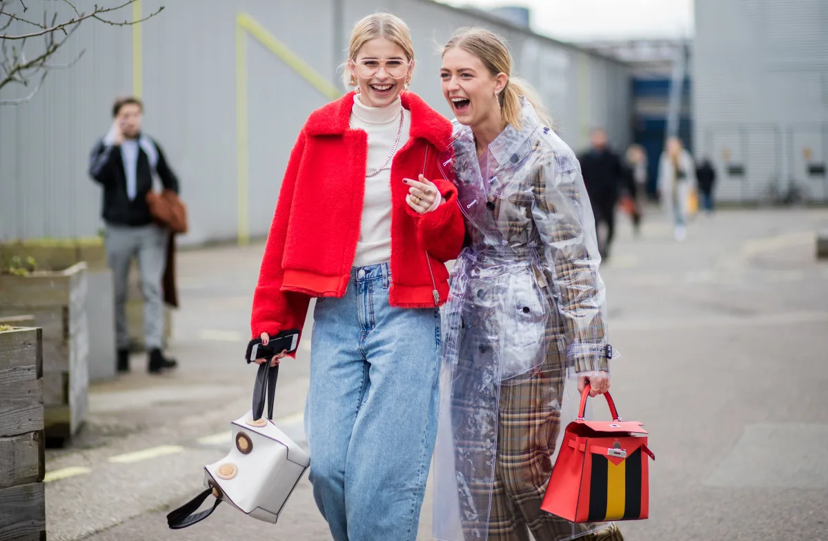 phong cách thời trang Lagom hai fashionista dạo trên phố