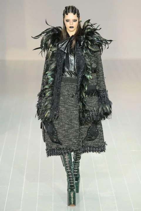 Bên cạnh lông thú, lông chim cũng được Marc Jacobs tận dụng tối đa trong những thiết kế phối cùng xám và xanh rêu