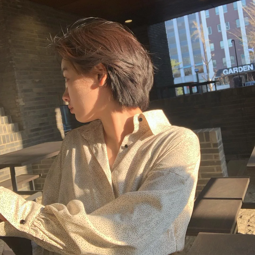 Nữ diễn viên Itaewon Class nữ tính trong trang phục đời thường với áo sơ mi chấm bi nhuyễn màu kem