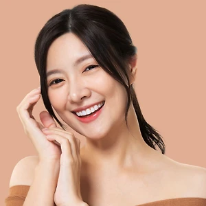 cô gái châu á cười tươi- tinh chất sáng da