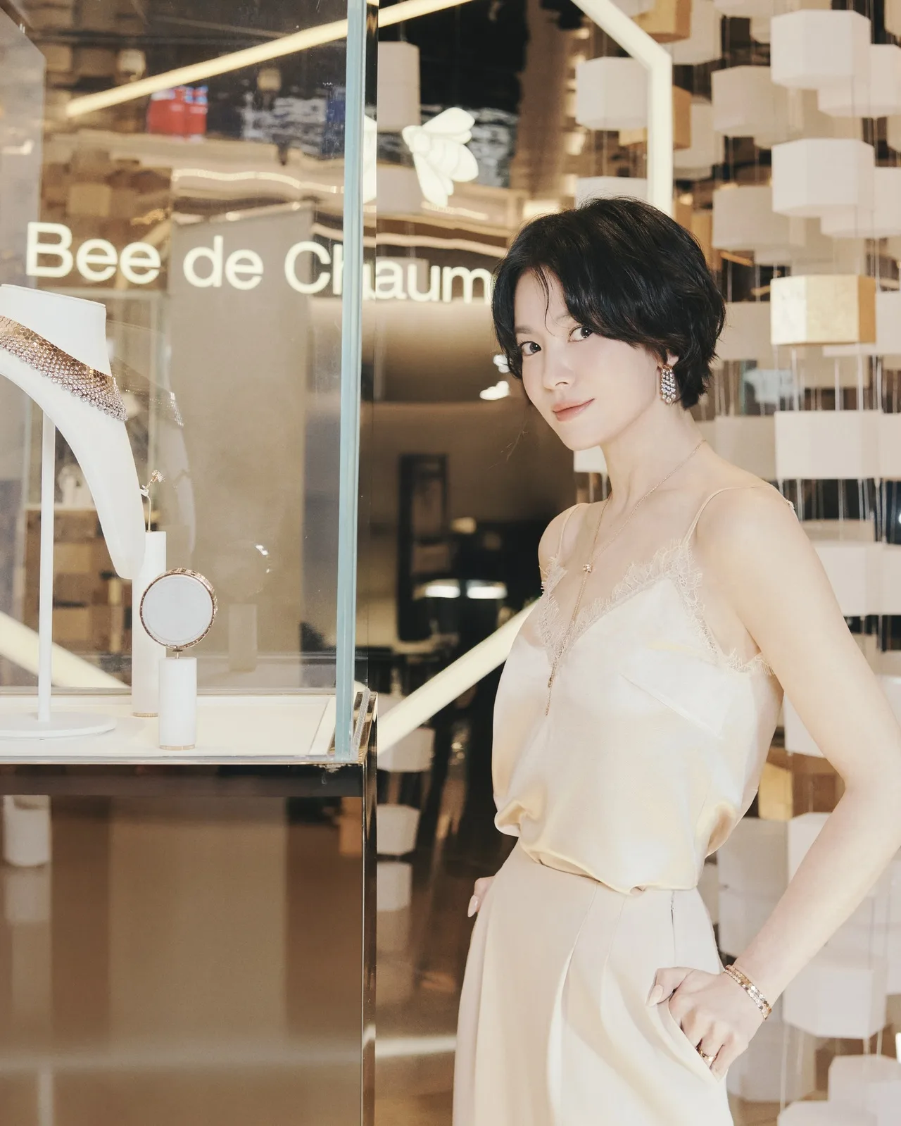 Song Hye Kyo diện bản phối lụa tại sự kiện Bee de Chaumet
