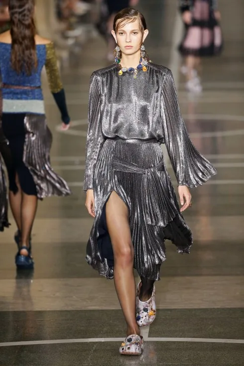 Thiết kế váy ánh kim xếp li của Christopher Kane