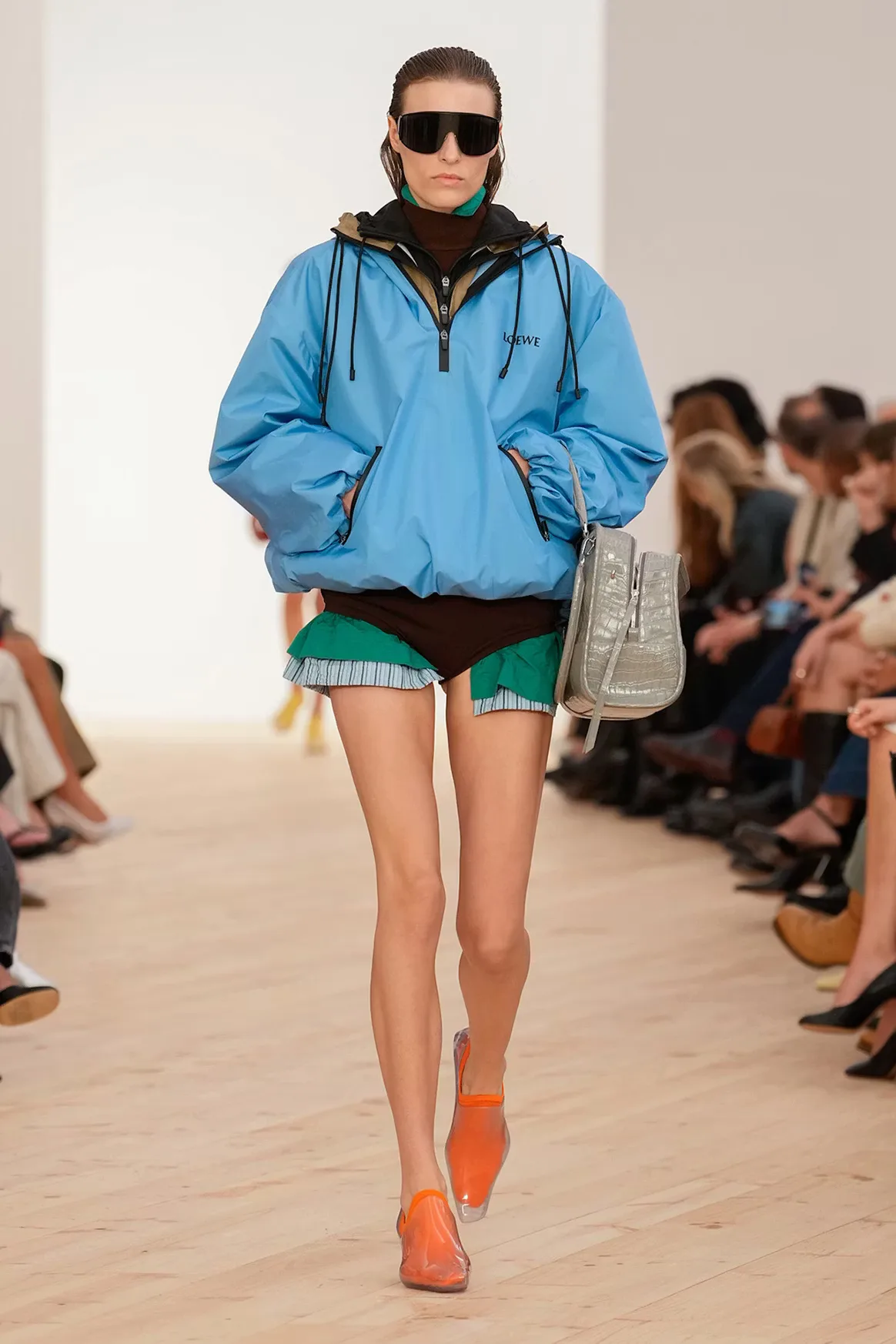 BST mang đến một Loewe tươi sáng và sống động, nơi màu sắc và chất liệu trở thành yếu tố kể chuyện chính.
