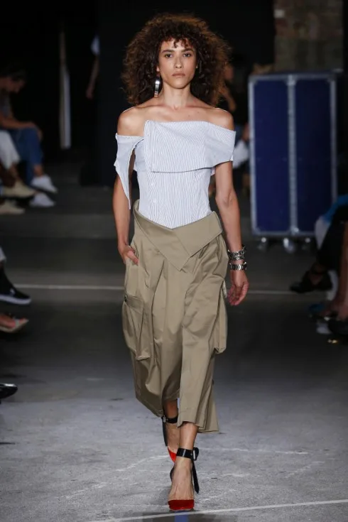 Khi sơ mi kẻ phối cùng quần khaki quen thuộc