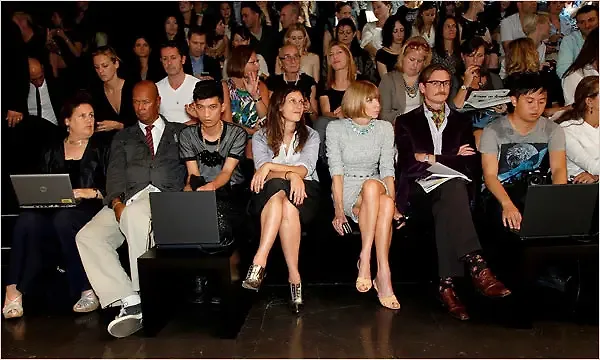 Ảnh: Blogger Bryanboy (thứ 3 từ trái sang) và Tommy Ton (thứ 1 từ phía bên phải) ngồi front row Dolce & Gabbana 2009 cùng các tên tuổi lớn của thời trang như Anna Wintour và Suzy Menkes (Ảnh: Dennis Velle)