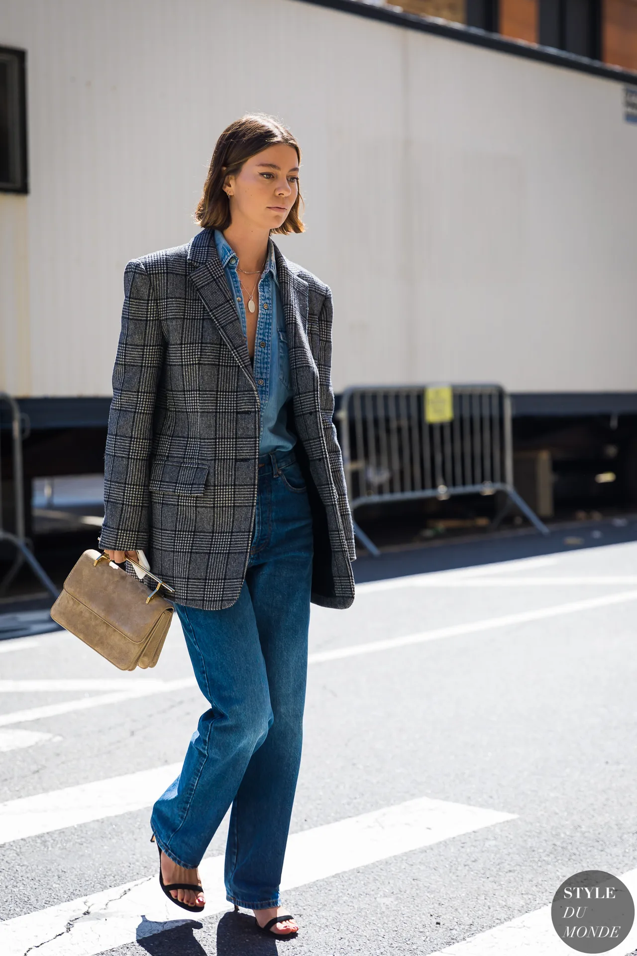 phong cách thời trang menswear áo blazer kẻ ô và sơ mi denim