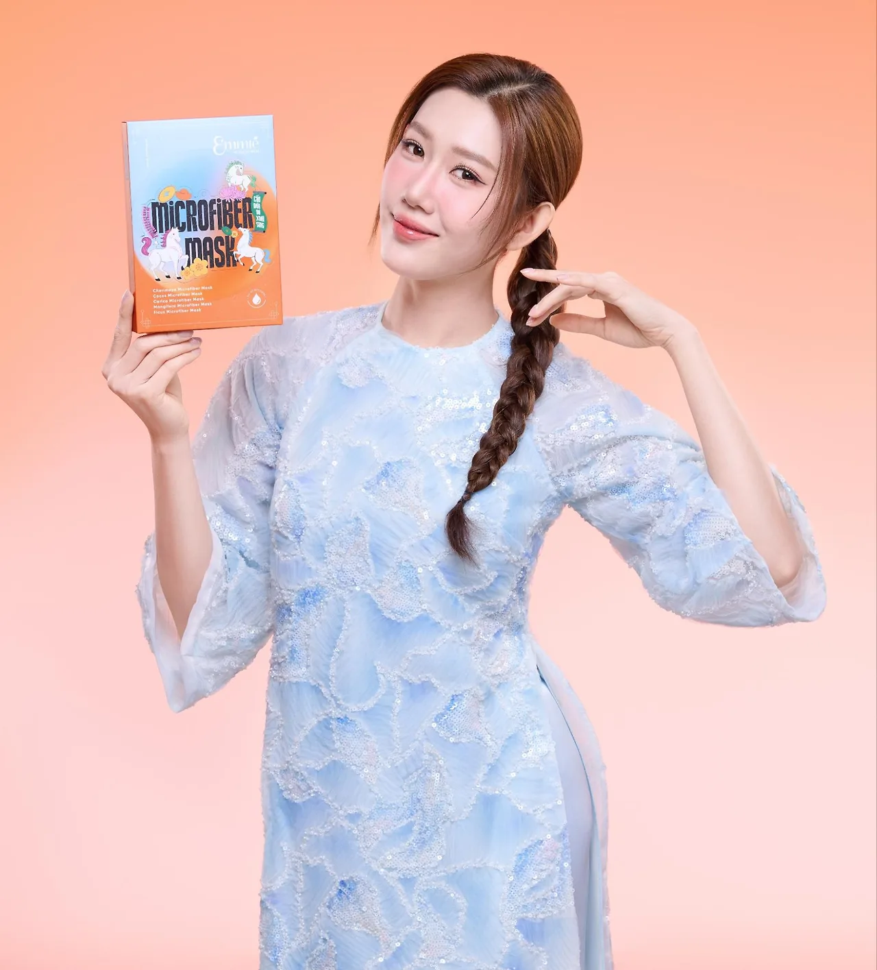 cô gái cầm hộp Emmié by Happy Skin Microfiber Mask
