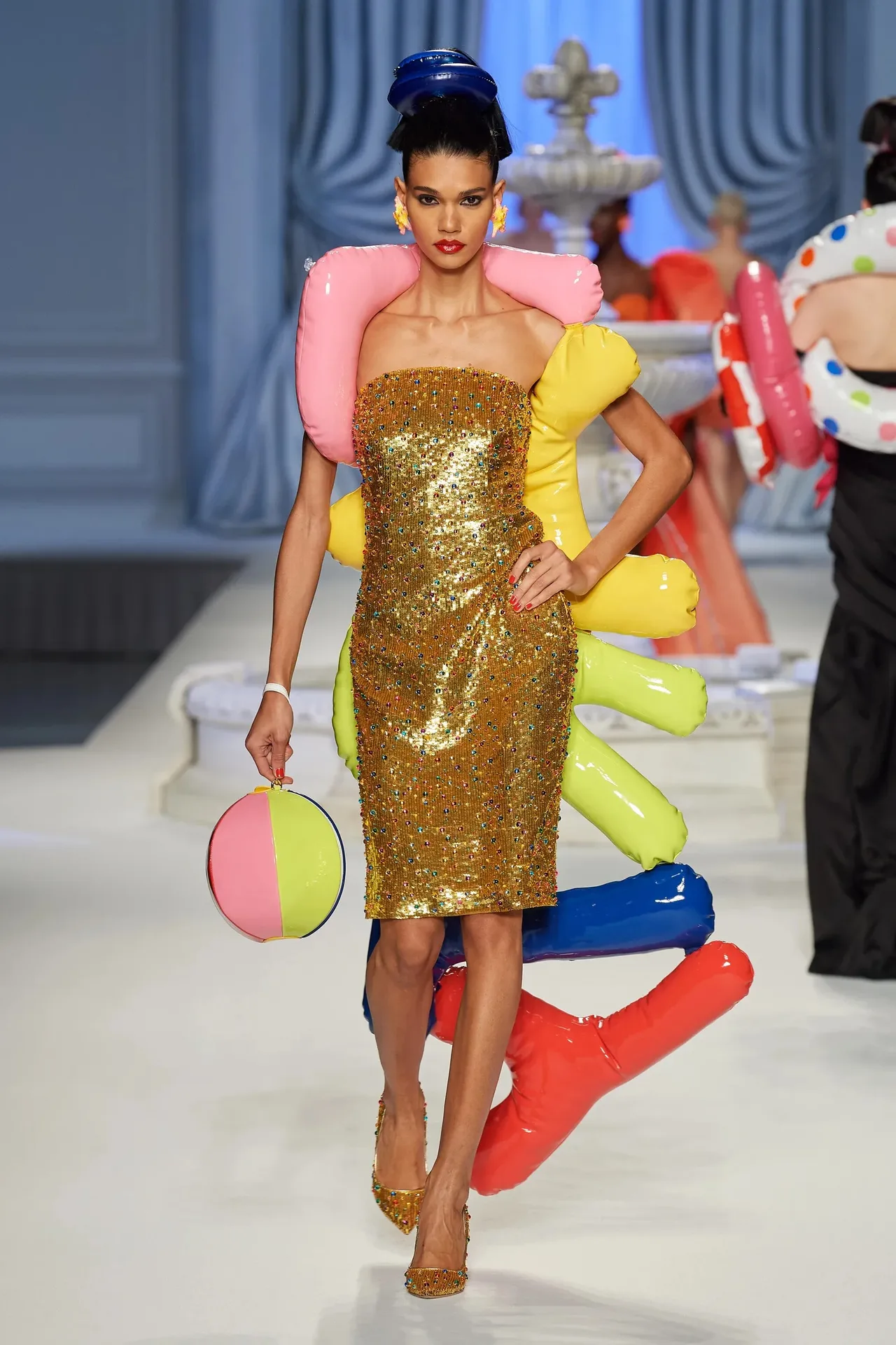 Moschino Xuân Hè 2023 look 52