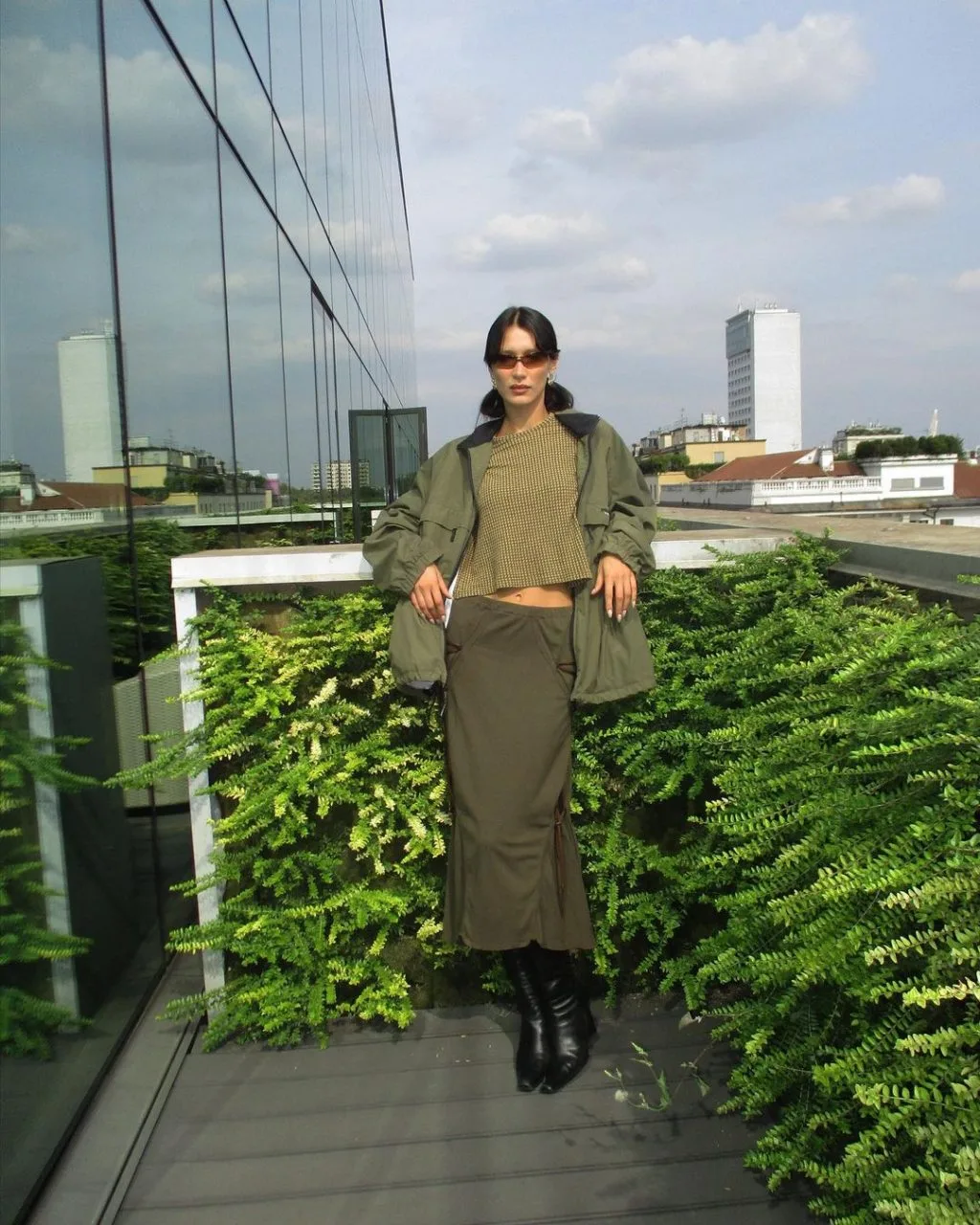 bella hadid chân váy