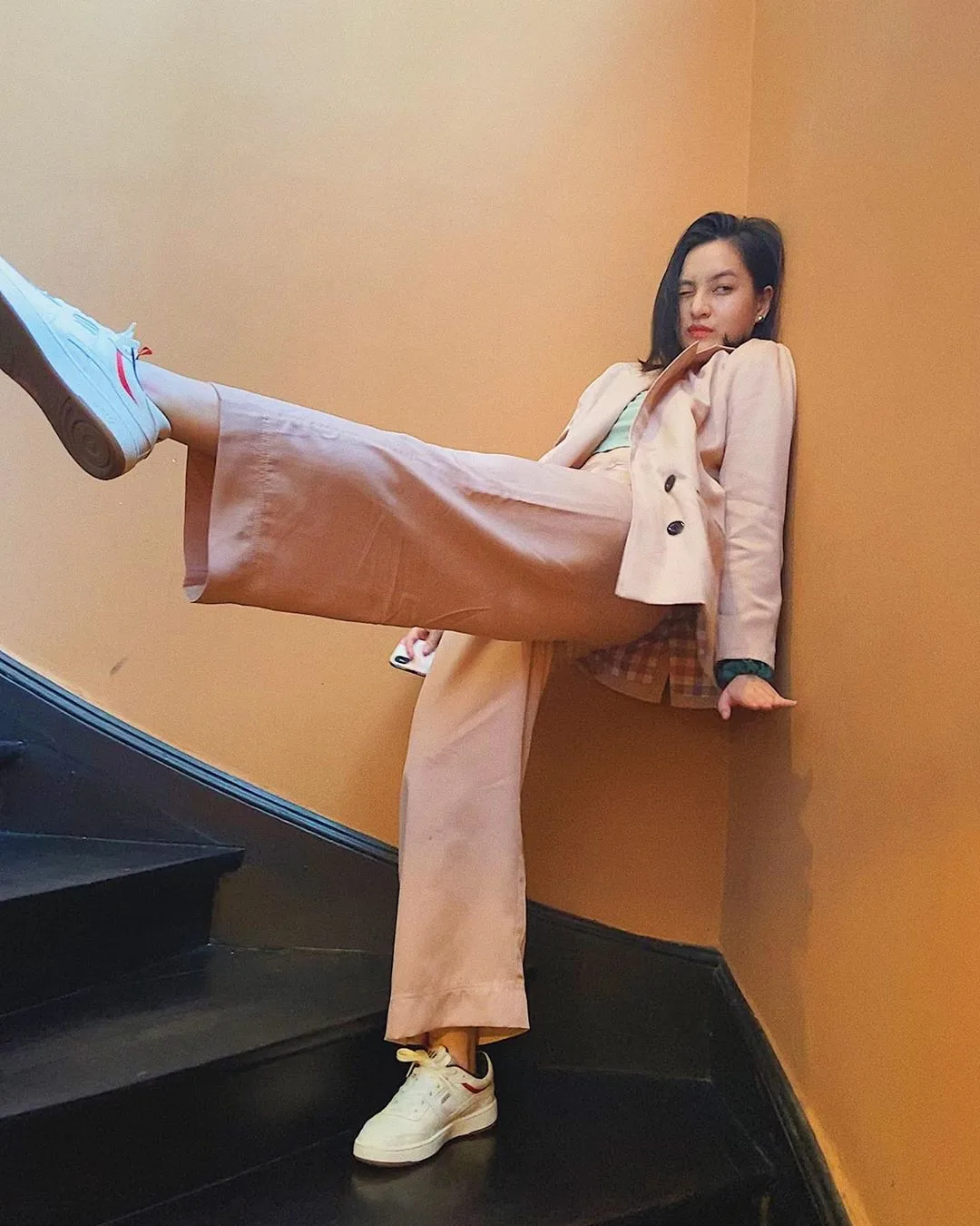 thảo tâm mặc bộ suit công sở màu hồng thạch anh rose quartz mang giày sneaker trắng