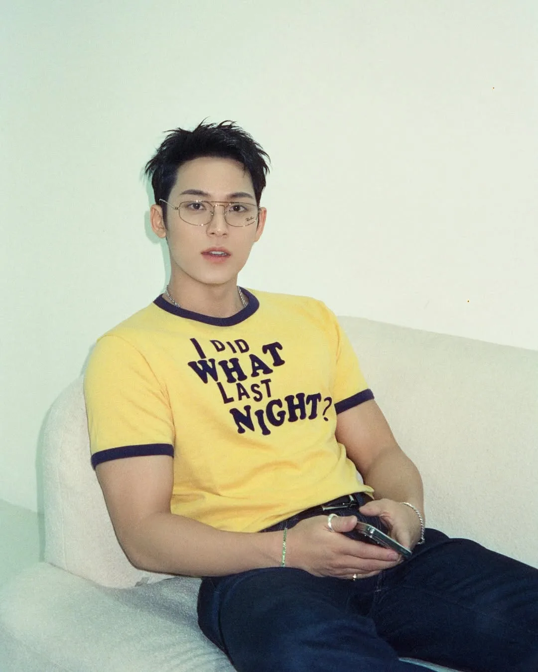 Mingyuk diện phong cách "geek-chic"