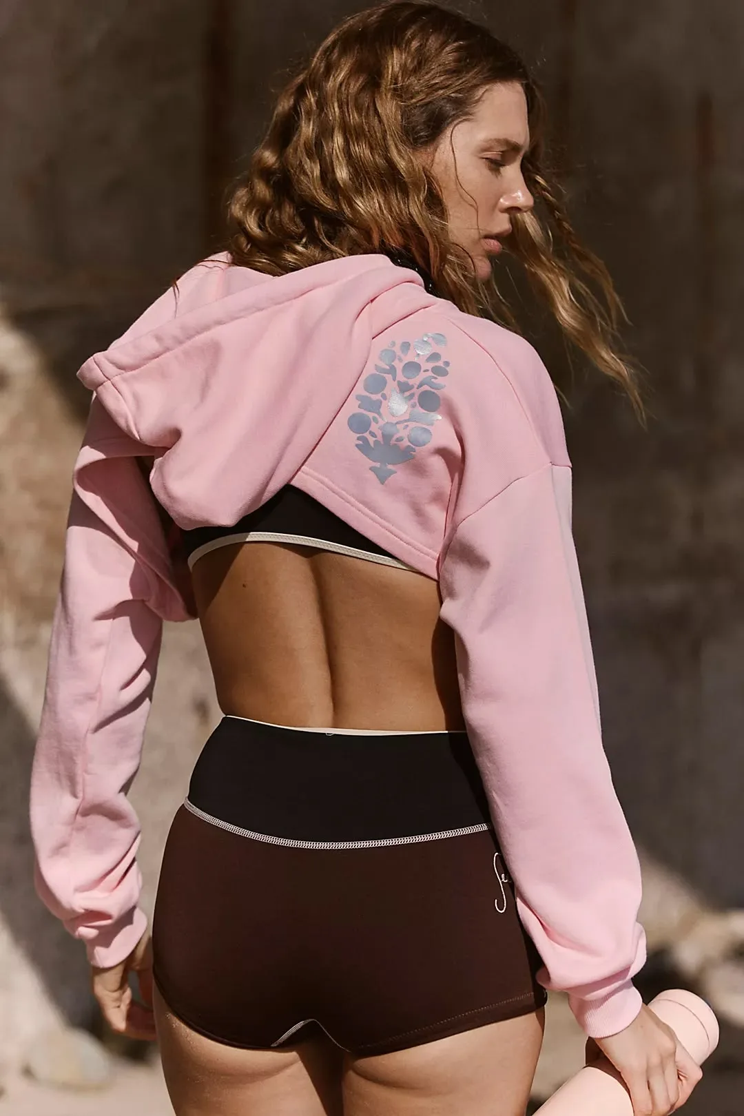 Với những ngày đi tập nắng nóng thì hoodie bolero là sự lựa chọn hoàn hảo, vừa giúp chống nắng nhưng không bị quá nóng.