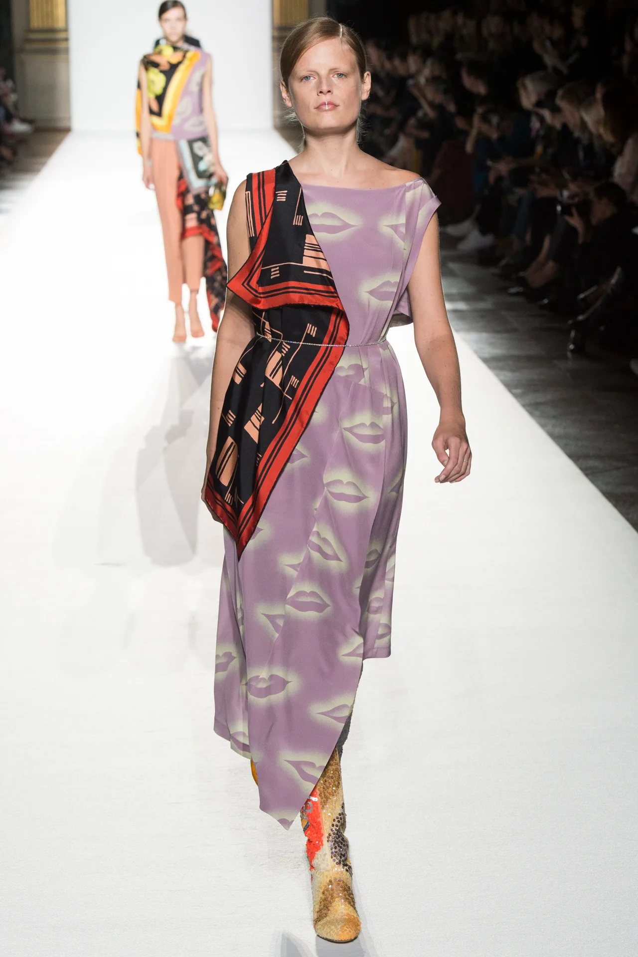 Paris Fashion Week: Muôn màu tích cực trong bst Xuân 2018 của Dries Van Noten