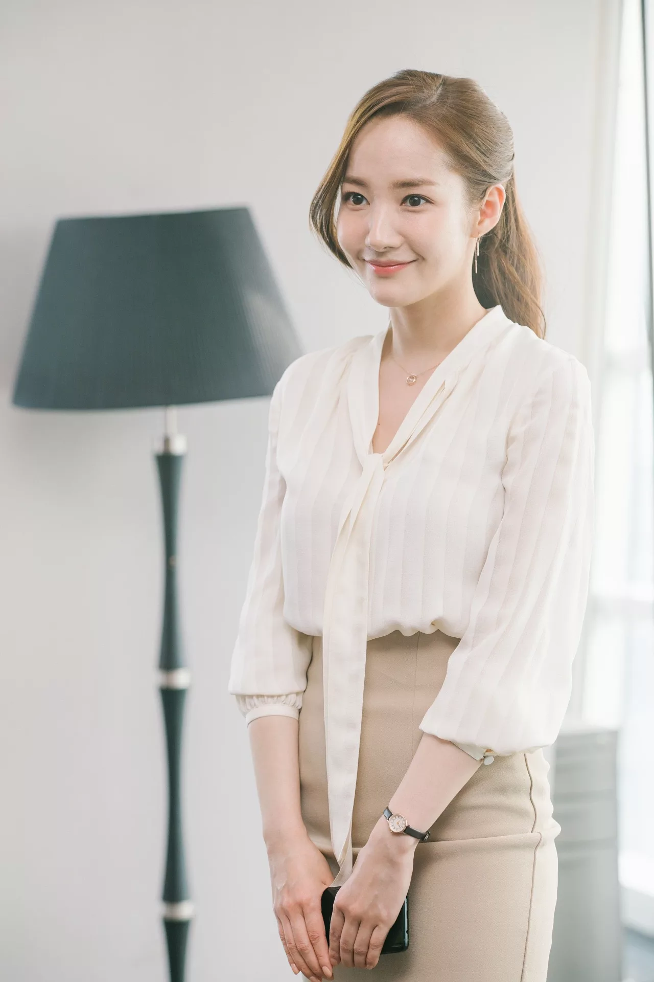 Gương mặt nhợt nhạt thiếu sức sống hay lối trang điểm cầu kỳ sẽ khiến nhà tuyển dụng sẽ phải cân nhắc khá nhiều. trang điểm nơi công sở