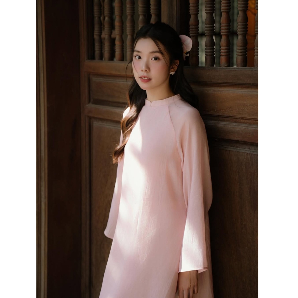 Trịnh Hà Vy mặc áo dài hồng pastel và đánh son MLBB