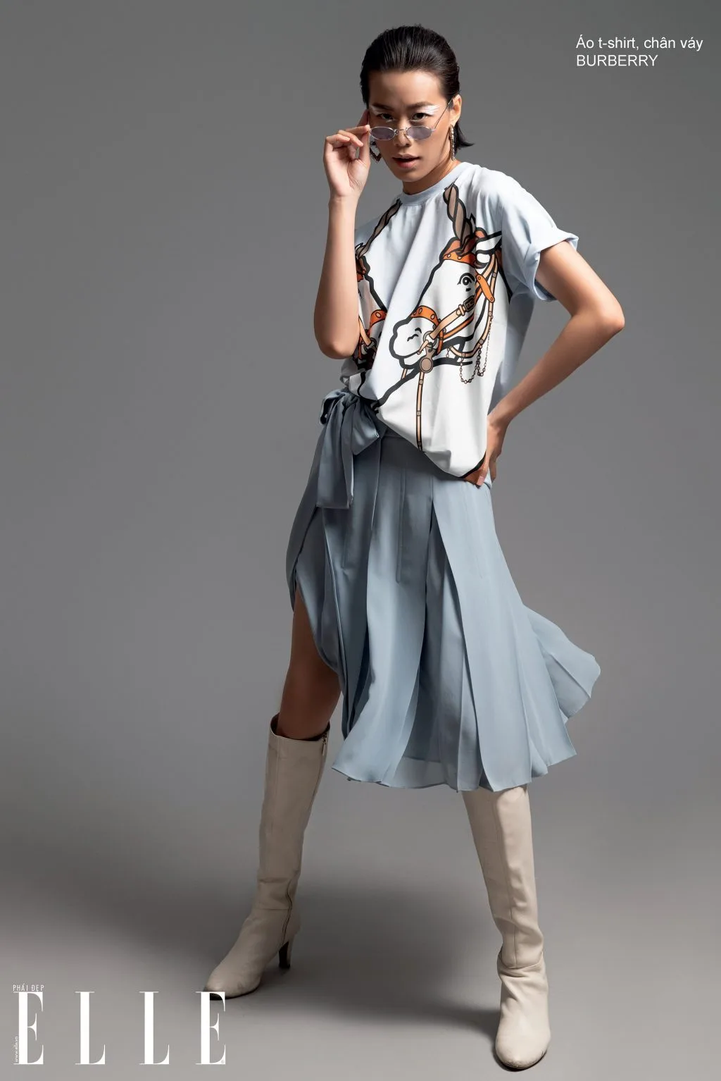 trang phục 1 chân váy dập pli và áo thun burberry