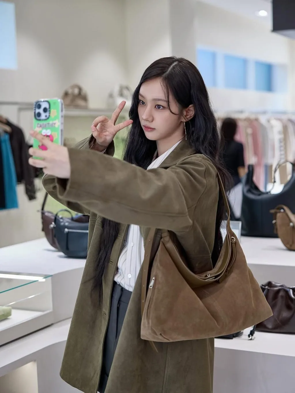 Look monochrome với tông nâu đất, măng tô oversize làm điểm tựa cho cả set đồ.