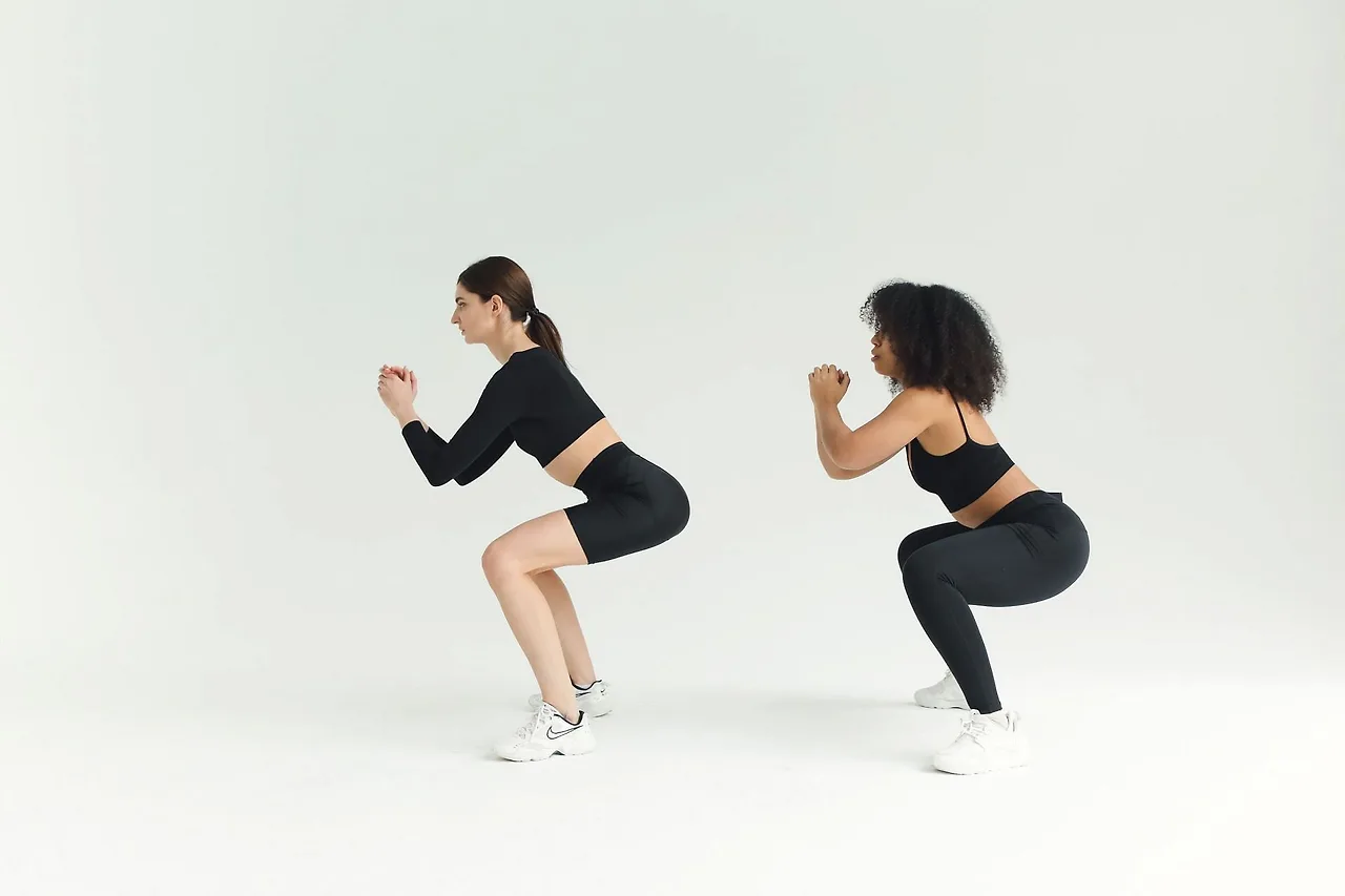 hai cô gái tập squat