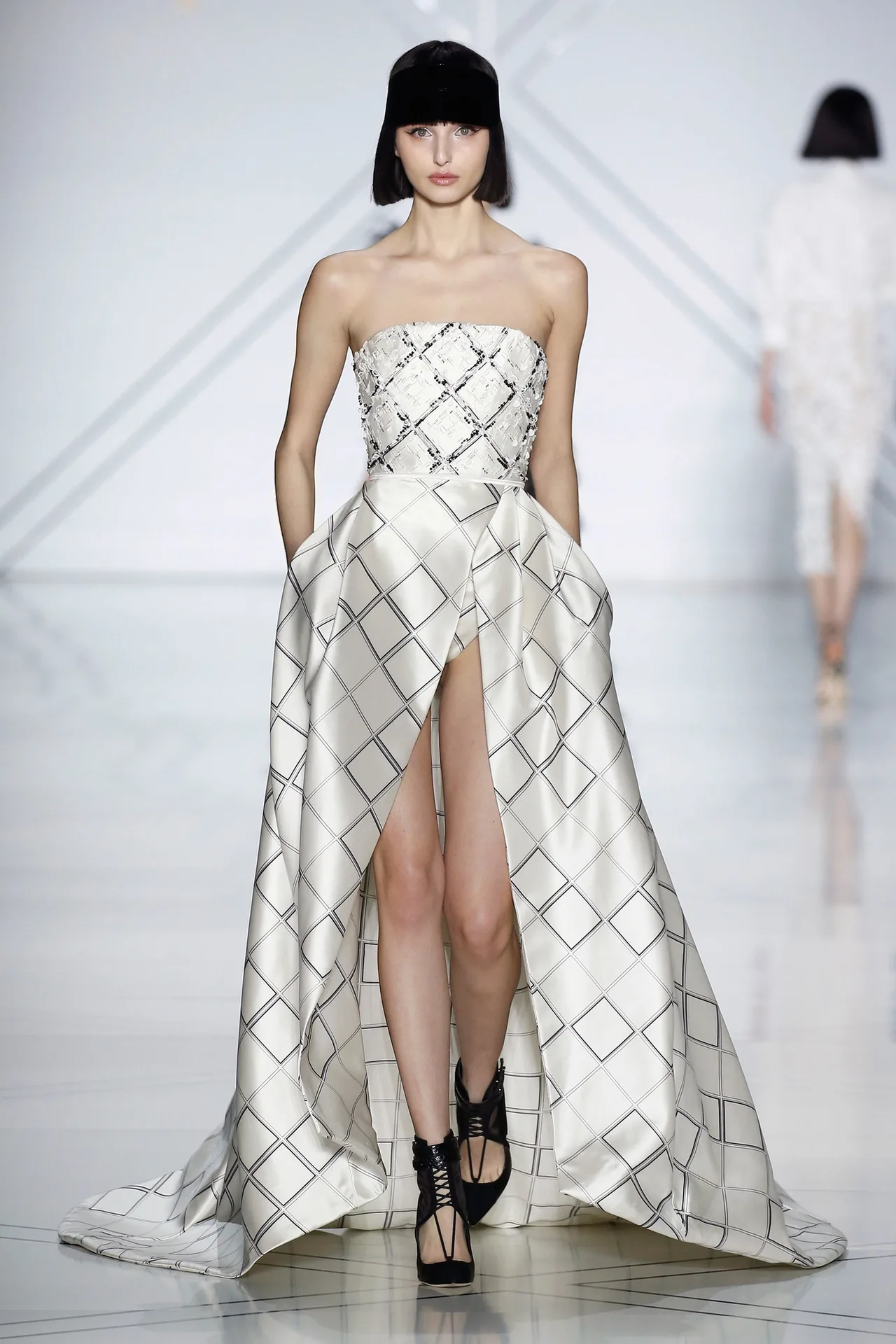 Những BST nổi bật tại tuần lễ Haute Couture Xuân-Hè 2017 - ELLE VN