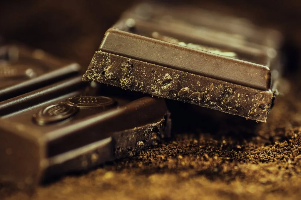 Chocolate giúp cải thiện tâm trạng. Thanh sô-cô-la, thực phẩm giúp cải thiện tâm trạng.