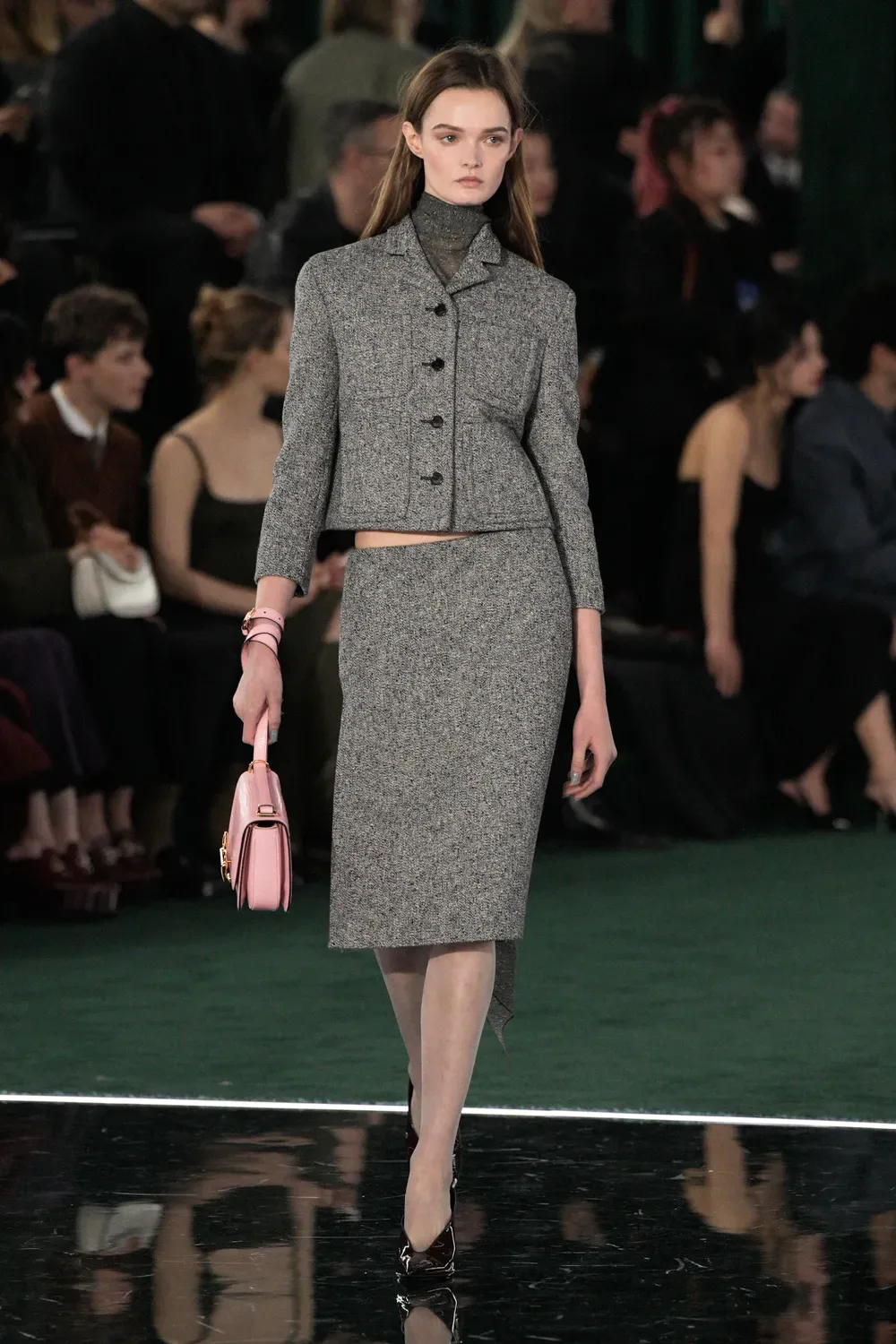 váy xám phối vest gucci