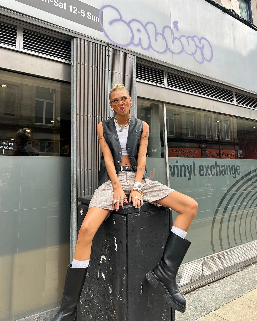 daisybirchalll) diện áo ghi lê da