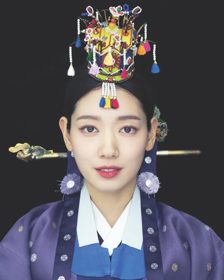 Đỏ hồng là màu son được Park Shin-Hye lựa chọn trong ngày cưới của mình.