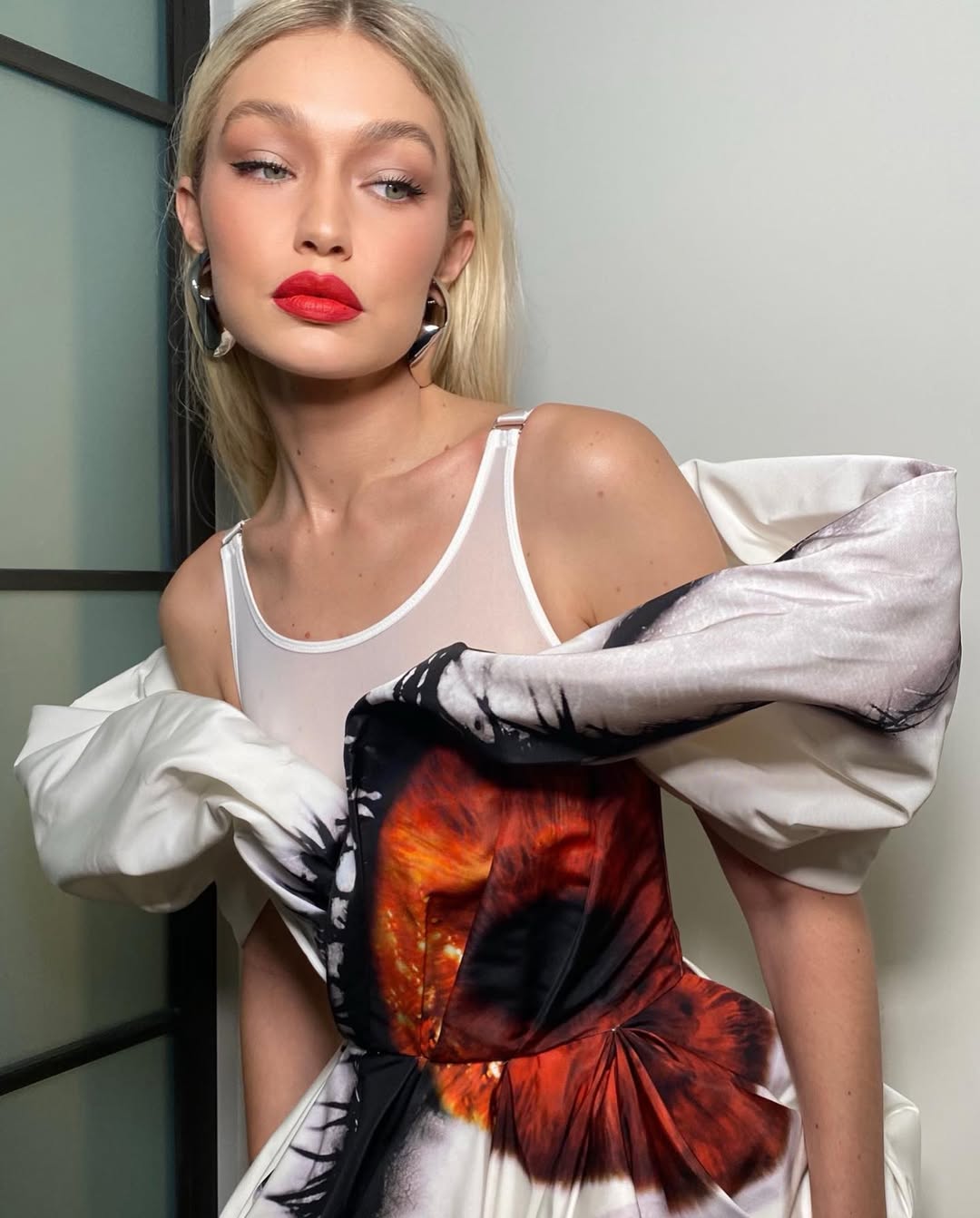 Gigi Hadid diện bông tai bản to