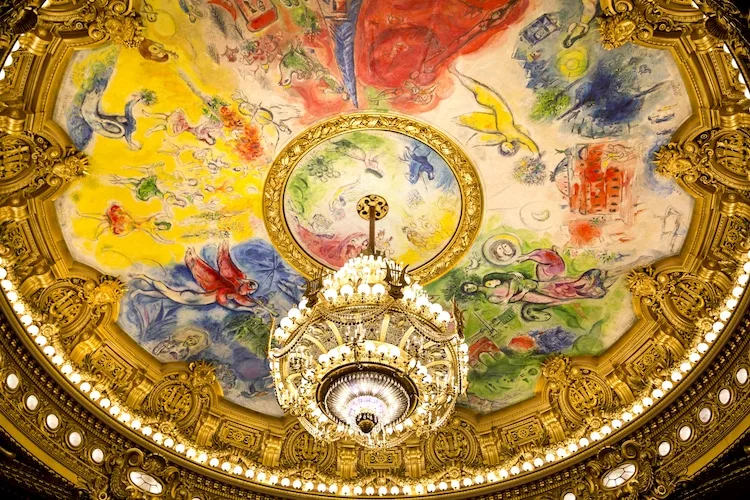 Trần nhà hát Opera quốc gia (Opera National de Paris Garnier) do Marc Chagall thực hiện năm 1964