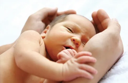 Tổ chức Y tế Thế giới phát động chiến dịch "Cái ôm đầu tiên" chien dich cai om dau tien