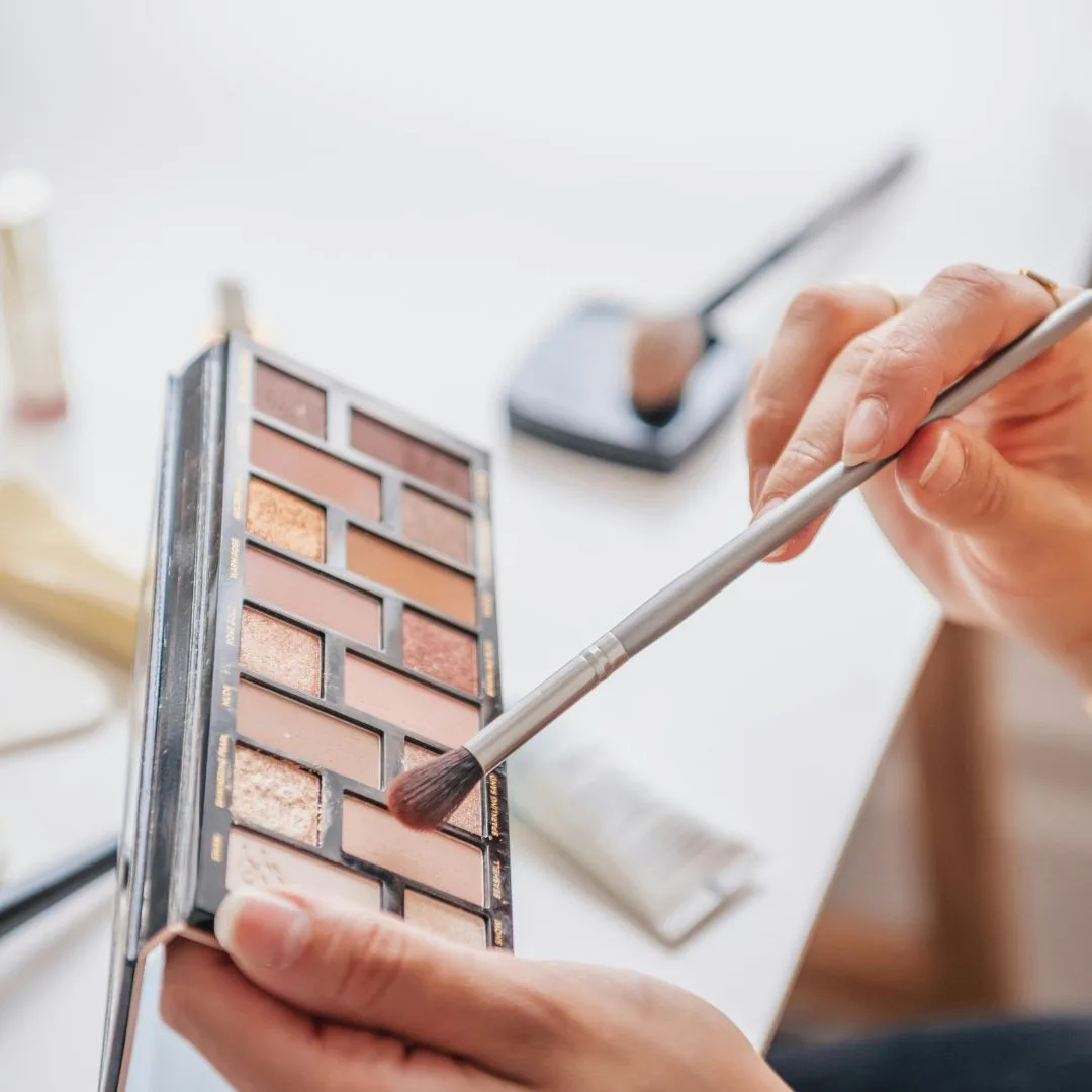 bảng màu mắt trung tính với gam nâu, cam đất và nhũ nhẹ dành cho phong cách soft glam