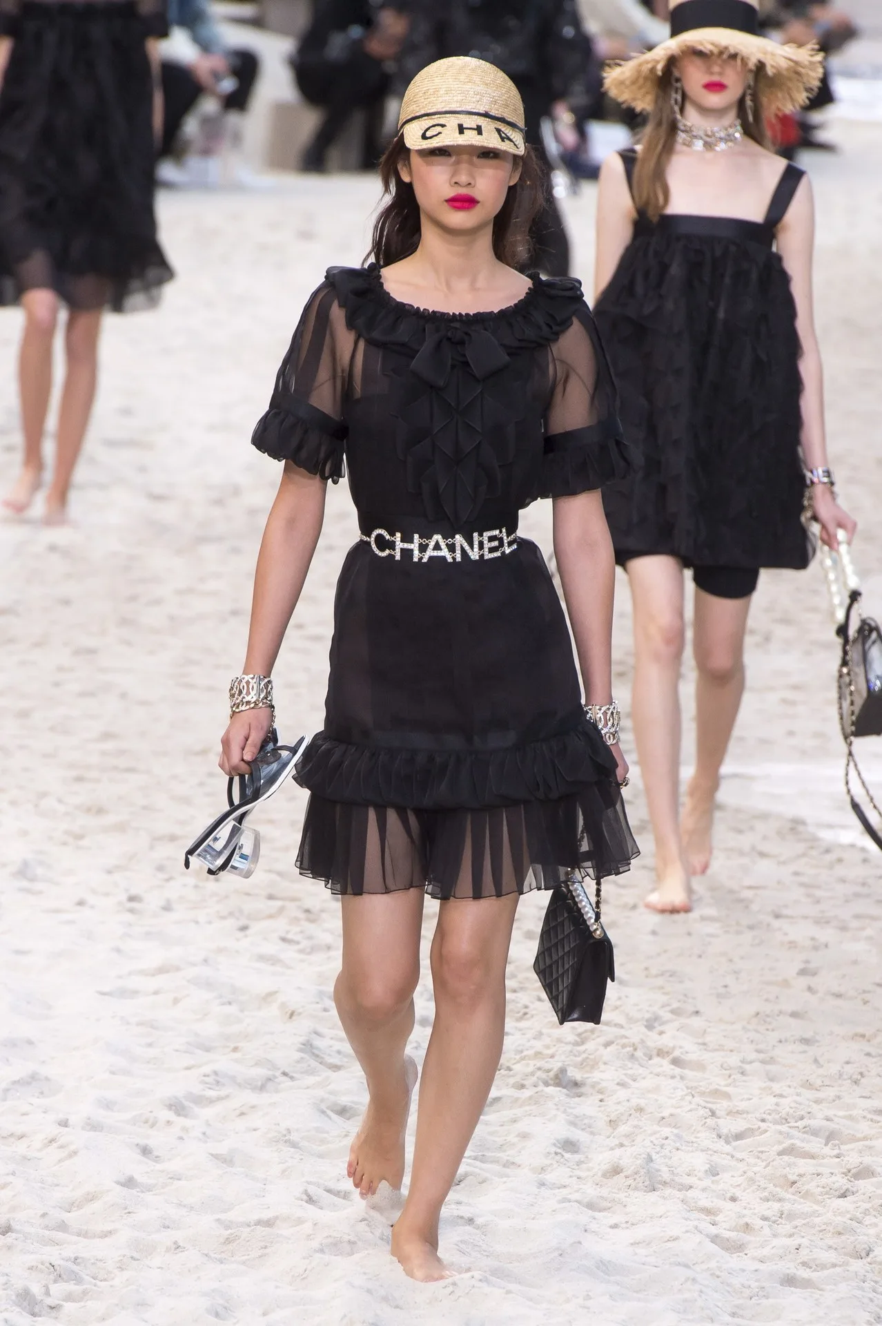 nữ diễn viên squid game catwalk