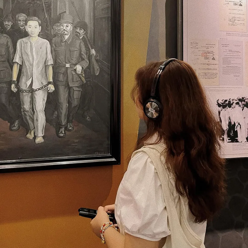 tham quan nhà tù hỏa lò dịp 30/4