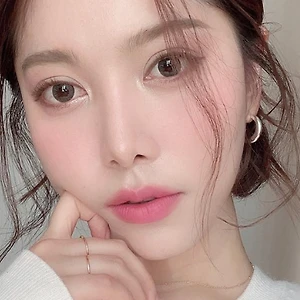 Du Xuân với phong cách trang điểm “hoa anh đào e ấp”