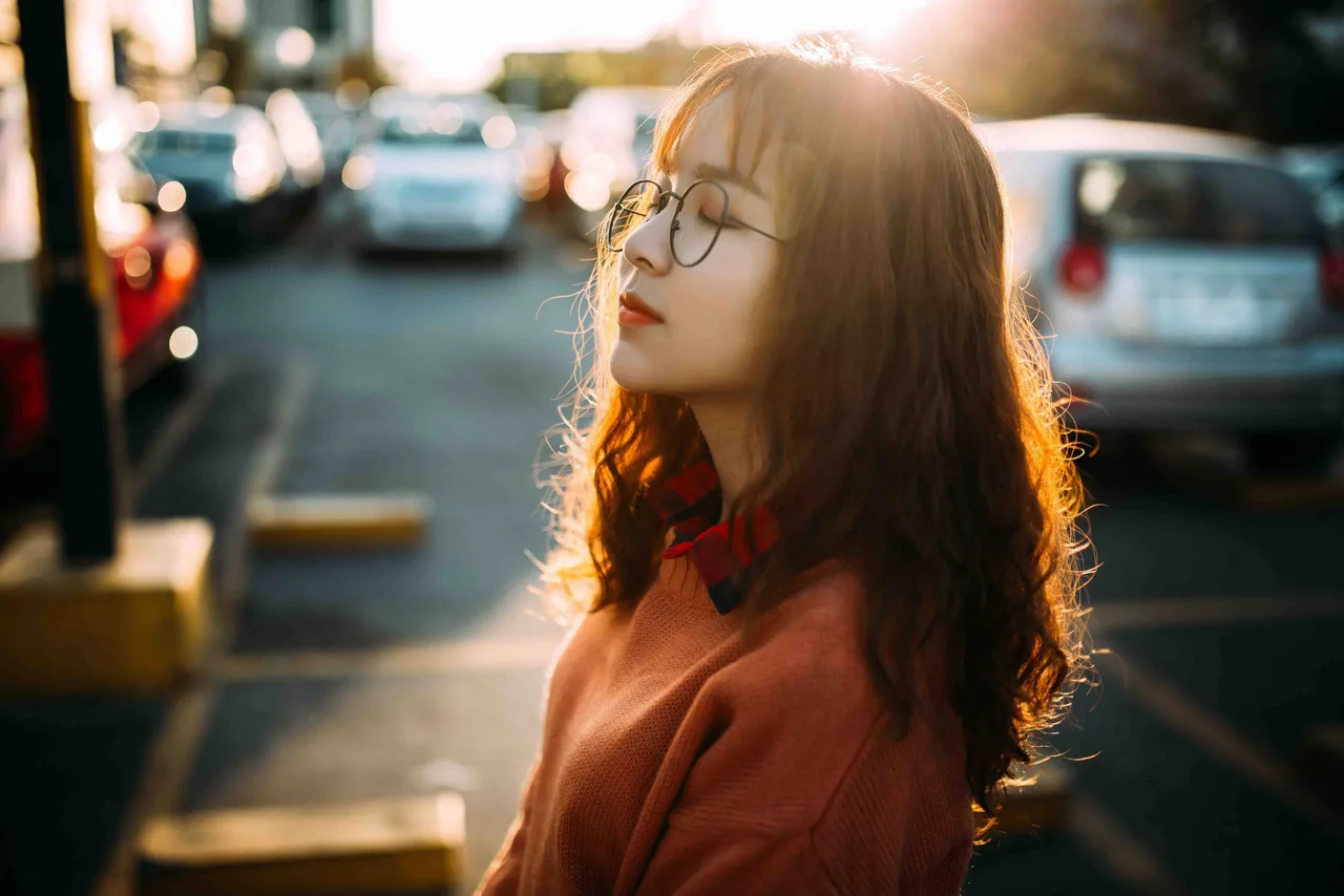 cô gái suy nghĩ về ngôn từ