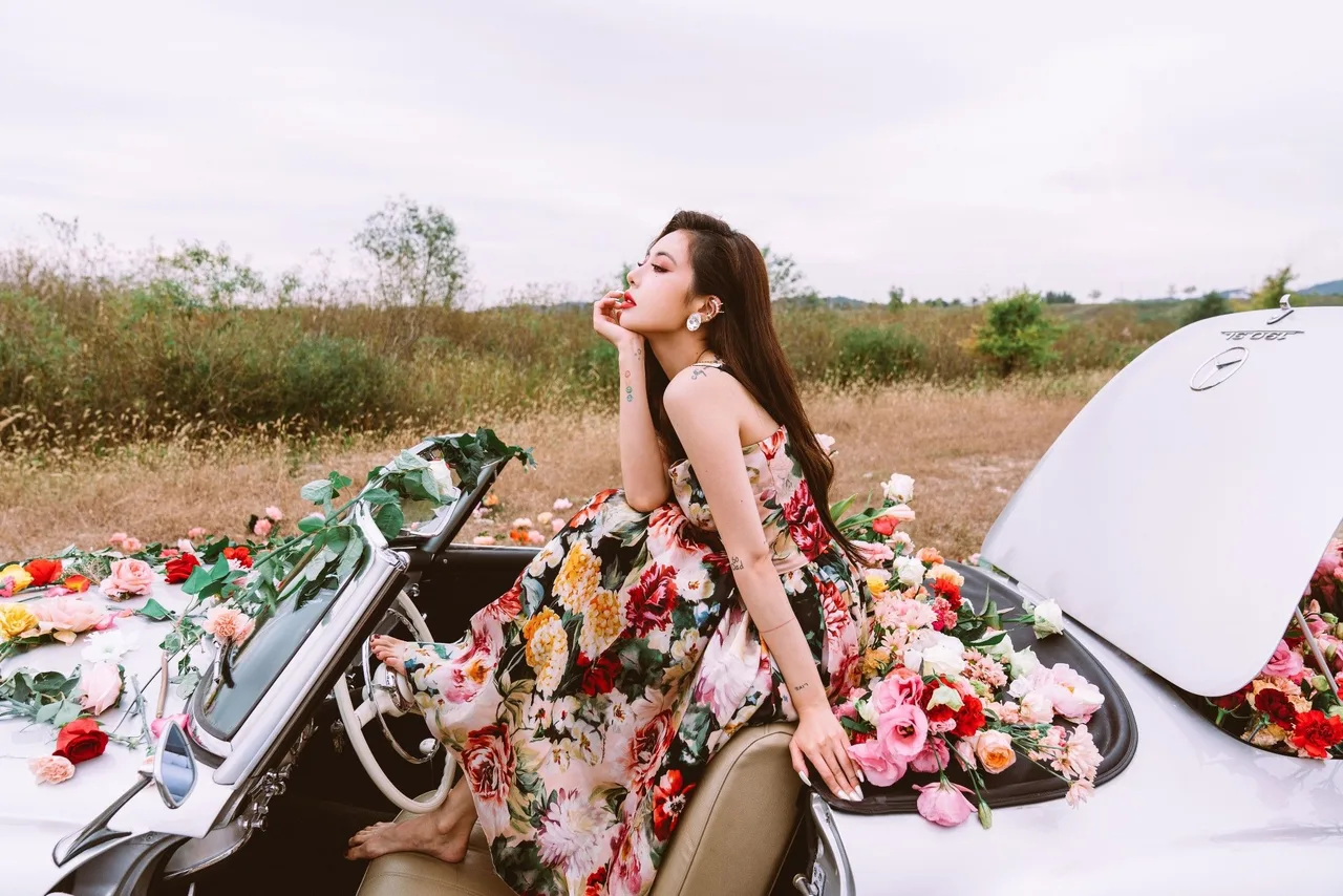 HuynA mặc đầm hoa, ngồi trên ô tô trong MV nhạc KPOP Flower Shower