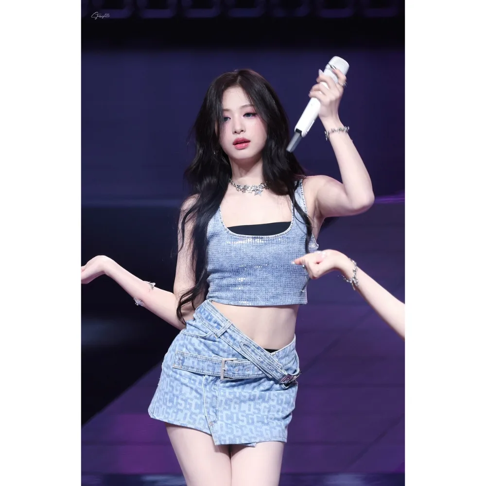 Idol Hàn Quốc Ahyeon (BABYMONSTER) nhảy múa trên sân khấu.