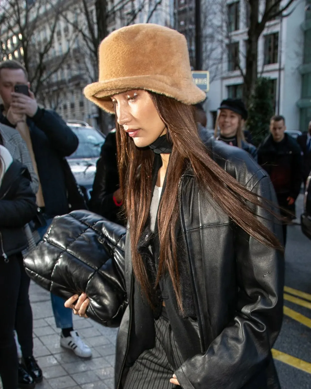 Bella Hadid đội mũ lông cừu màu nâu