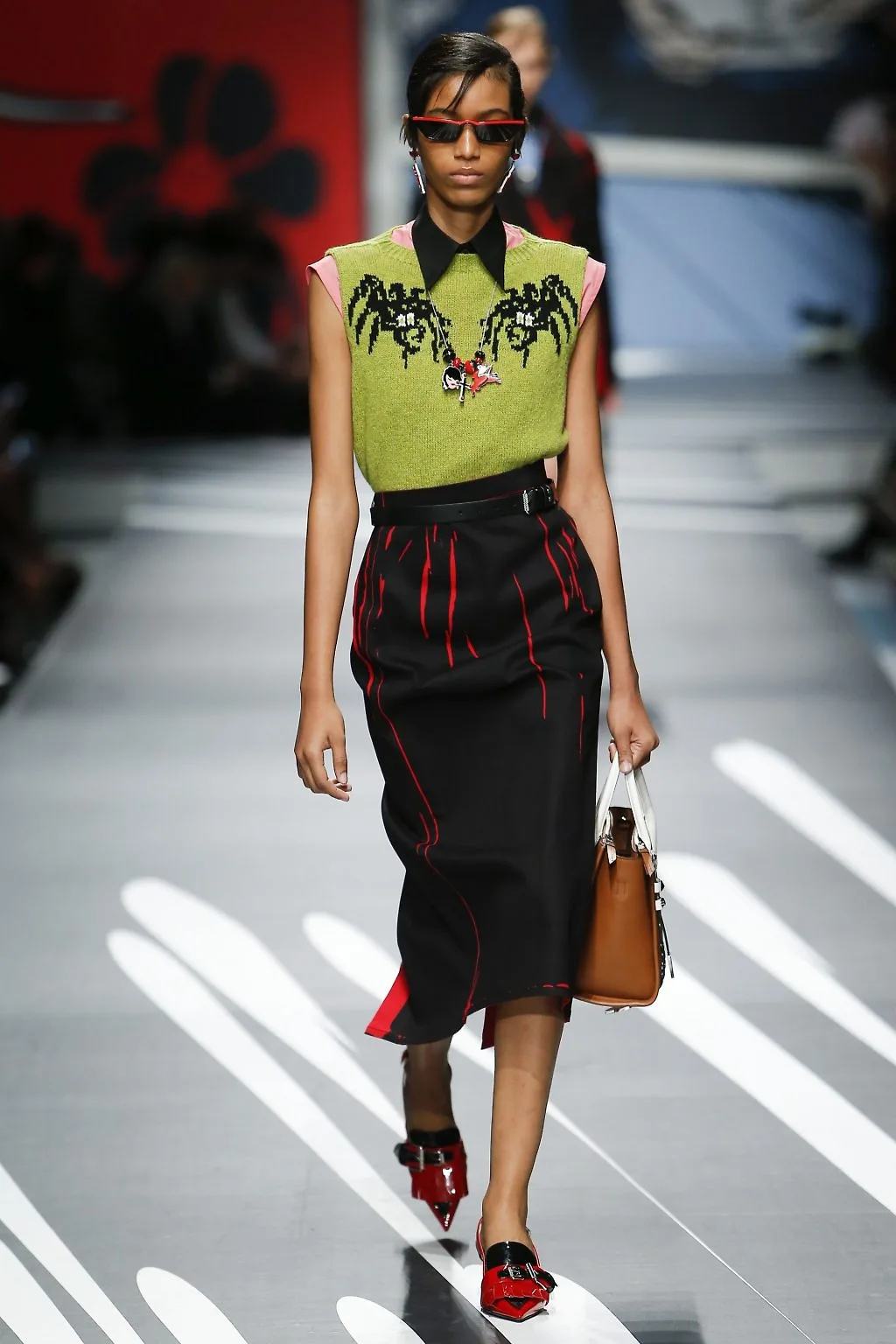 Prada Ready-to-wear Xuân 2018: Tính nữ được suy tôn bởi sự mạnh mẽ và náo nhiệt Prada Ready-to-wear Xuân 2018: Tính nữ được suy tôn bởi sự mạnh mẽ và náo nhiệt