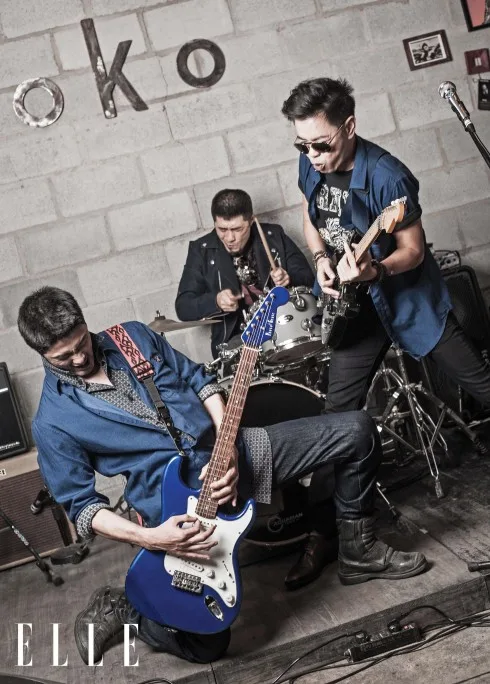 Johnny: Sơmi French Connection, Áo denim Versace Jeans - Thái Hòa: Áo thun Diesel, Áo denim và quần Versace Jeans - Charlie: Áo da Diesel