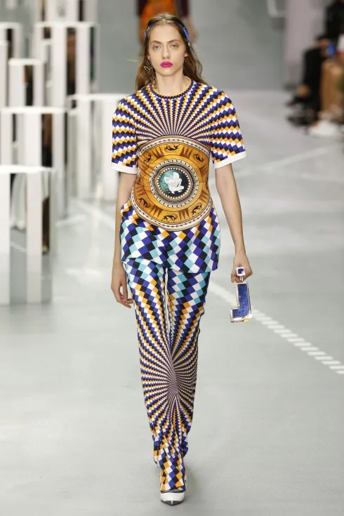 Những hoạ tiết ảo ảnh phối cùng hoa văn Hy Lạp trong BST Xuân-Hè 2017 của Mary Katrantzou