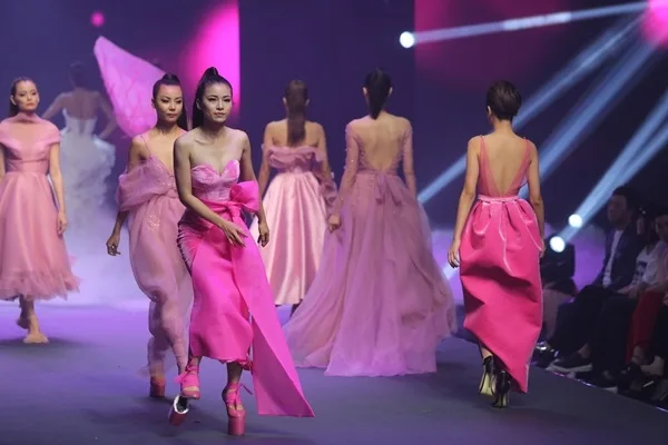 Chị em nhà Gigi Hadid và Bella Hadid diễn sâu trên sàn catwalk Chị em nhà Gigi Hadid và Bella Hadid diễn sâu trên sàn catwalk
