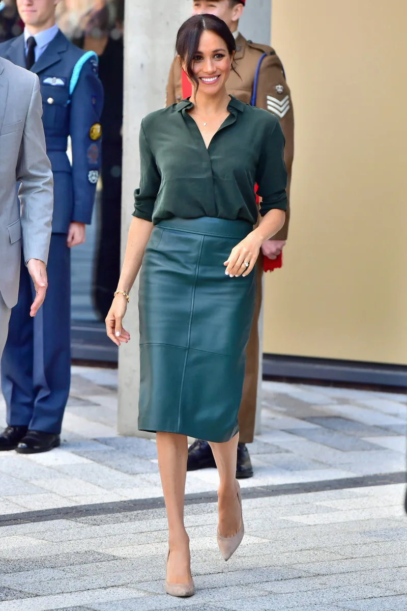 công nương meghan mặc chân váy và áo sơ mi xanh lá đậm